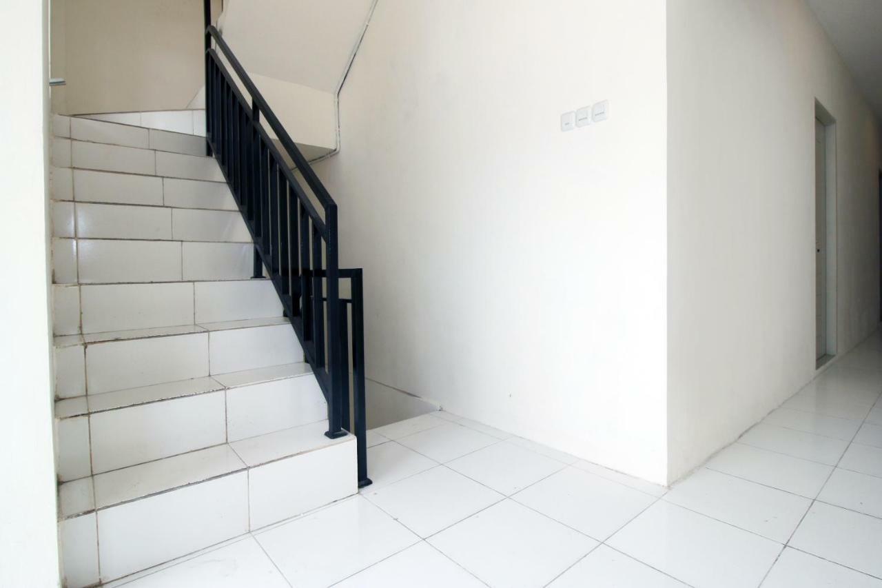 Kamar Keluarga Kampung Bali III Hostel Джакарта Екстериор снимка